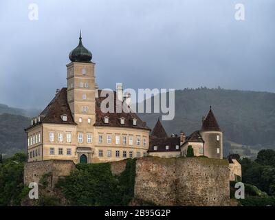 SCHONBUHEL AN DER DONAU, AUTRICHE - 13 JUILLET 2019 : Château de Schonbuhel vu du Danube dans la vallée de Wachau Banque D'Images