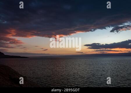 Ciel spectaculaire coloré au coucher du soleil sur la mer Morte, vu de la côte orientale, du Moyen-Orient, du Royaume de Jordanie Banque D'Images