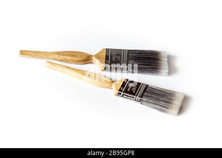 Deux pinceaux à poils en nylon à manche en bois sur fond blanc Banque D'Images