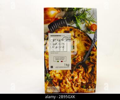 Alberton, Afrique du Sud - un conteneur de lasagnes de poulet crémeux de Woolworths, isolé sur une image de fond claire avec espace de copie Banque D'Images