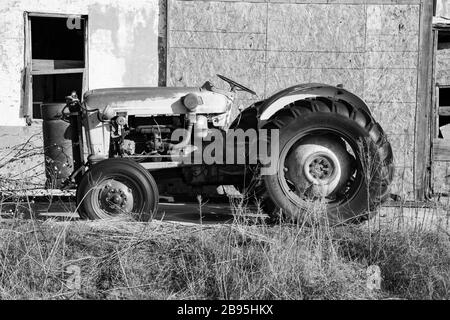 Ancien tracteur en noir et blanc Banque D'Images