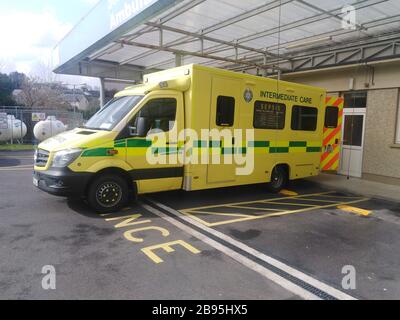 Service national d'ambulance véhicule de soins intermédiaires, base d'ambulance Bantry, Bantry, West Cork, Irlande Banque D'Images