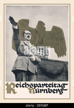 Vintage 1930 Adolf Hitler Rallye Nazi Salute Heil Hitler Swastika et affiche allemande Eagle Propaganda Postcard 1935 Nürnberg Reichsparteitag / Nazi Party Rally propagande Hoffmann Studios Photographie Banque D'Images