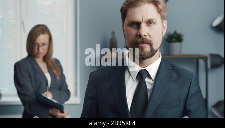 Portrait d'homme d'affaires avec contexte de collègue Banque D'Images
