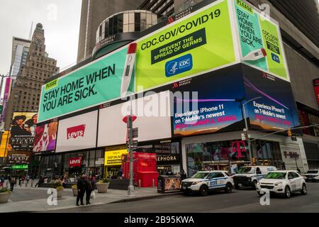 COVID-19 conseils et factoïdes de la publicité CDC à Times Square à New York le jeudi 19 mars 2020. (© Richard B. Levine) Banque D'Images