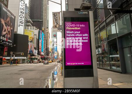 COVID-19 conseils et factoïdes publicitaires sur les kiosques de LinkNYC à Times Square à New York le jeudi 19 mars 2020. (© Richard B. Levine) Banque D'Images