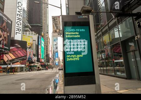 COVID-19 conseils et factoïdes publicitaires sur les kiosques de LinkNYC à Times Square à New York le jeudi 19 mars 2020. (© Richard B. Levine) Banque D'Images