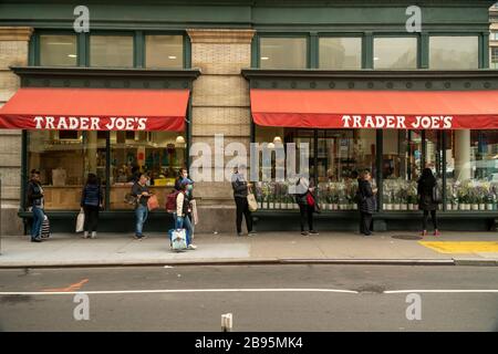 La gamme de clients en dehors de TraderJoeÕs à New York, car le magasin limite le nombre d'acheteurs à l'intérieur en raison de la pandémie COVID-19, observée le vendredi 20 mars 2020. (© Richard B. Levine) Banque D'Images