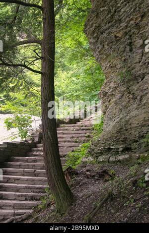 Le sentier escarpé traverse le parc national de Buttermilk Falls Banque D'Images