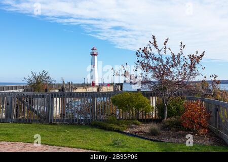 Phare Wawatam à St Ignace, Michigan, États-Unis d'Amérique, l'île Mackinac dans l'arrière-plan Banque D'Images