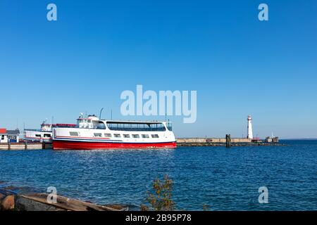 Ferry à quai, à St Ignace avec le phare de Wawatam en arrière-plan, Michigan, États-Unis Banque D'Images