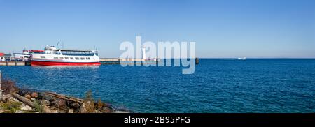 Ferry à quai, à St Ignace avec le phare de Wawatam en arrière-plan, Michigan, États-Unis Banque D'Images