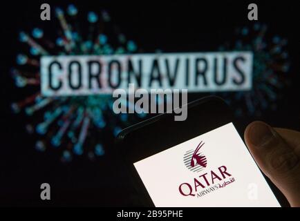 Dans cette illustration photo, le logo Qatar Airways, transporteur de drapeau appartenant à l'État du Qatar, a été affiché sur un smartphone avec un modèle d'ordinateur du coronavirus COVID-19 en arrière-plan. Banque D'Images