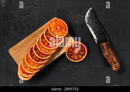 Vue en hauteur des coupes de sang orange sur fond noir Banque D'Images