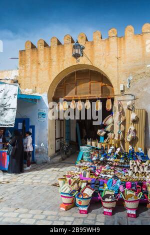 Faites des achats dans une rue. Banque D'Images