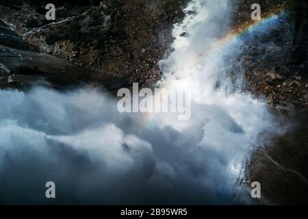 Vue depuis le sommet de Vernal Falls, Rainbow, parc national Yosemite, Californie Banque D'Images