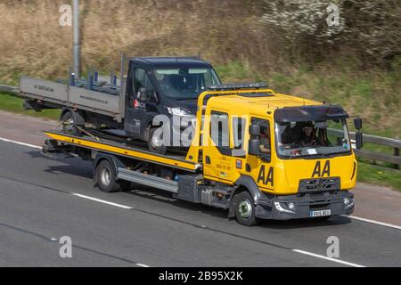 AA camion de récupération à cabine double transportant une camionnette en panne ; vue latérale de secours dépannage dépannage camion de récupération camion transporteur transportant une camionnette noire non marquée conduisant le long de M 6, Lancaster, Royaume-Uni ; circulation automobile, transport, moderne, sur l'autoroute à 3 voies. Banque D'Images