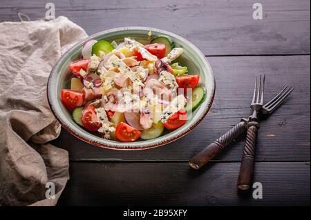 Gros fruits de mer avec poulpe, concombre, radis, fromage bleu et tomates cerises. Banque D'Images