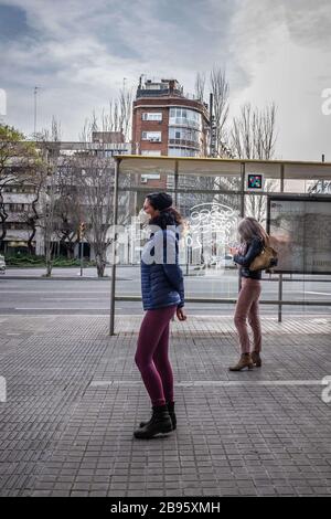 Barcelone, Espagne. 18 mars 2020. Les femmes s'alignent pour acheter du pain tout en gardant leur distance l'un de l'autre pendant la crise du coronavirus.depuis que l'état d'alarme a été décrété dans toute l'Espagne en raison de l'augmentation des infections de coronavirus, plus de 30.000 personnes ont été diagnostiqués et 2.200 sont mortes à cause de Covid19. Les autorités ont ordonné à tous les citoyens de rester à la maison et de se rendre seulement pour acheter de la nourriture ou des médicaments, en respectant les règles de distanciation sociale. Crédit: Pablo Miranzo/SOPA Images/ZUMA Wire/Alay Live News Banque D'Images