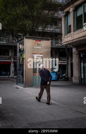 Barcelone, Espagne. 18 mars 2020. Un homme marche dans une rue vide pendant la crise du coronavirus.depuis que l'état d'alarme a été décrété dans toute l'Espagne en raison de l'augmentation des infections de coronavirus, plus de 30 000 personnes ont été diagnostiquées et 2 200 sont mortes à cause de Covid19. Les autorités ont ordonné à tous les citoyens de rester à la maison et de se rendre seulement pour acheter de la nourriture ou des médicaments, en respectant les règles de distanciation sociale. Crédit: Pablo Miranzo/SOPA Images/ZUMA Wire/Alay Live News Banque D'Images