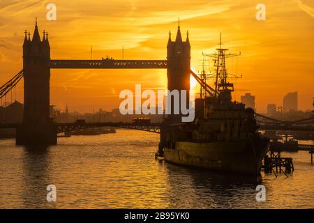 Londres Royaume-Uni, 14 février 2019. Tower Birdge au lever du soleil sur la Tamise, Londres. Banque D'Images