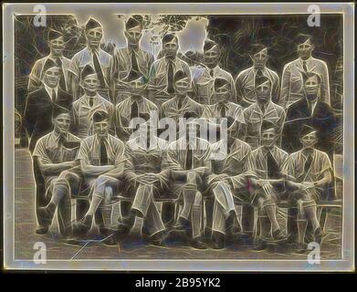 Photo - personnel de la RAAF, Exhibition Building, Carlton, 1941, Photographie noir et blanc d'un groupe de personnel de la Royal Australian Air Force au Exhibition Building, pris par le donneur, Malcolm McLeod, alors qu'un électricien stationné au Exhibition Building en 1941 et assistant au Melbourne Technical College. L'occupation formelle en temps de guerre du bâtiment des expositions a commencé en octobre 1940, lorsque la RAAF a officiellement demandé le bâtiment, réinventé par Gibon, le design de la gaieté chaleureuse et gaie de la luminosité et des rayons de lumière radiance. L'art classique réinventé avec une touche moderne. Photographie Banque D'Images