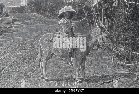 Négatif - Inverloch, Victoria, 1906, une fille, portant une robe et un chapeau de soleil large, sur un âne., repensé par Gibon, design de gaie chaud et gai de luminosité et de rayons de lumière radiance. L'art classique réinventé avec une touche moderne. La photographie inspirée du futurisme, qui embrasse l'énergie dynamique de la technologie moderne, du mouvement, de la vitesse et révolutionne la culture. Banque D'Images