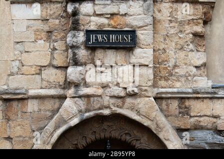 La maison de Jew est l'une des plus anciennes maisons de ville existantes en Angleterre. Il est situé sur la colline escarpée de Lincoln, juste en dessous du tribunal de Jew. La maison a traditionnellement été associée à la communauté juive prospère de Lincoln médiéval. L'hystérie antisémite a été attisée par un célèbre libelle de sang 1255, prétendant faussement le meurtre qu'un enfant, appelé petit Saint Hugh de Lincoln, a été rituellement tué par les juifs. En 1290, toute la communauté juive a été expulsée d'Angleterre, et la Maison du Juif aurait été saisie d'un propriétaire juif. Banque D'Images