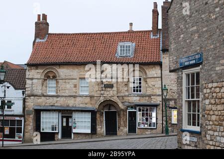 La maison de Jew est l'une des plus anciennes maisons de ville existantes en Angleterre. Il est situé sur la colline escarpée de Lincoln, juste en dessous du tribunal de Jew. La maison a traditionnellement été associée à la communauté juive prospère de Lincoln médiéval. L'hystérie antisémite a été attisée par un célèbre libelle de sang 1255, prétendant faussement le meurtre qu'un enfant, appelé petit Saint Hugh de Lincoln, a été rituellement tué par les juifs. En 1290, toute la communauté juive a été expulsée d'Angleterre, et la Maison du Juif aurait été saisie d'un propriétaire juif. Banque D'Images