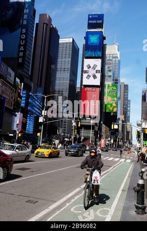 Times Square, New York pendant la pandémie de coronavirus, mars 2020 Banque D'Images