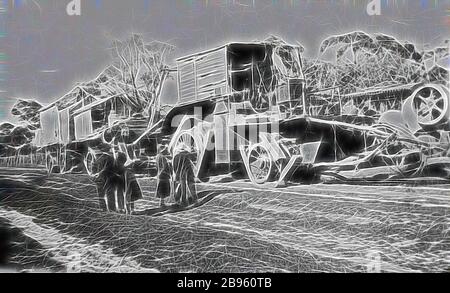 Négatif - « Big Lizzie », le plus grand tracteur construit en Australie avant la Seconde Guerre mondiale, Nhill, Victoria, 1930, Photographie de « Big Lizzie » à Nhill, Victoria. Big Lizzie était le plus grand tracteur construit en Australie avant la Seconde Guerre mondiale avec un moteur à huile Blackstone simple cylindre de 60 ch, 8 tonnes, 215 tr/min. Le tracteur : 34 pi de long x 11 pi, pesant 45 tonnes et capable de transporter une charge utile de 10 750 gallons d'eau de refroidissement., repensé par Gibon, conception de lumière chaude et gaie de luminosité et de rayonnement de rayons lumineux. L'art classique réinventé avec une touche moderne. Photographie inspirée par le futurisme, embraci Banque D'Images