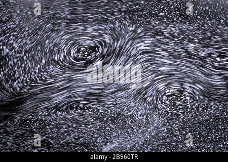 Impression abstraite de l'eau qui coule dans la chaîne de Waitakere, Nouvelle-Zélande Banque D'Images