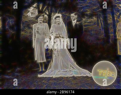 Photo - Fête de la mariée, Eileen Leech & parents, Manchester, Angleterre, 1er avril 1949, Photographie d'Eileen Leech avec ses parents le jour de son mariage, Manchester, Angleterre, 1er août 1949. La photographie était probablement l'une des photos qu'ils ont apportées lorsqu'ils ont migré en Australie en 1953 et aussi parmi ceux qu'ils ont apportés en Angleterre lorsqu'ils sont revenus en 1956. James et Eileen Leech et leur fille de deux ans et demi Susan ont émigré de Manchester, Angleterre, réimaginé par Gibon, conception de chaleureux et joyeux éclat de lumière et rayons de lumière. L'art classique réinventé avec une Mo Banque D'Images