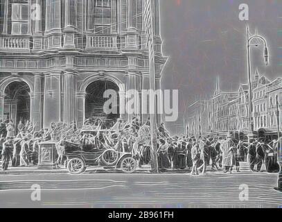 Négatif - foule entourant voiture décorée pour la fondation (Australie) les célébrations de la journée, Melbourne, Victoria, 1916 janvier, voiture décorée et foule devant le bureau de poste général de Melbourne, à l'angle de Bourke et Elizabeth Streets, Melbourne, janvier 1916. La Journée de la fondation (aujourd'hui Journée de l'Australie) a été célébrée le 26 janvier de chaque année, mais à Victoria a été célébrée un lundi, et donc en 1916 a eu lieu le 31 janvier., réimaginé par Gibon, conception de chaleureux lueur gaie de la luminosité et de rayons de lumière radiance. L'art classique réinventé avec une touche moderne. Photographie inspirée par le futurisme, embrassant la dynam Banque D'Images