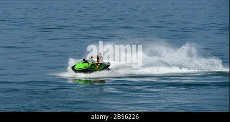 Le lac de Garde, ITALIE - Septembre 2018 : personne un rapide jet ski effleurer la surface du lac de Garde. Banque D'Images