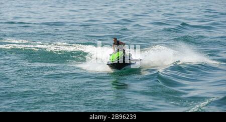 LAC DE GARDE, ITALIE - SEPTEMBRE 2018: Personne tournant fortement sur un jet ski rapide sur le lac de Garde. Banque D'Images