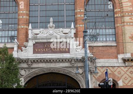 Budapest, Hongrie - 27 avril 2019 : le marché central (en hongrois Nagycsarnok) est le plus grand et le plus ancien marché couvert de Budapest Banque D'Images