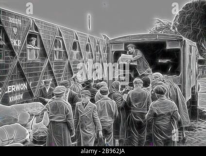 Photographie numérique - personnes déplacées Queuing for Supplies, région de Salzgitter, Allemagne, 1946, Photographie noir et blanc d'un groupe de personnes déplacées qui font la queue pour que les fournitures soient déchargées de l'arrière d'une ambulance par Enid Whitton, l'un des travailleurs de camp anglais. Les Polonais sont des personnes déplacées rapatriées des camps de la région de Salzgitter en Allemagne, de la gare de Heerte en 1946. Le train est peint « Cracovie » sur le côté. C'est l'un d'un, réimaginé par Gibon, conception de chaleureux gai lumineux et lumineux rayonnant de la luminosité et de rayons de lumière. Art classique Banque D'Images