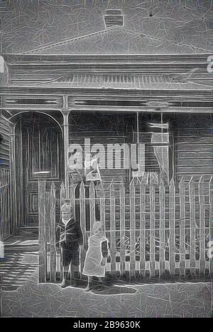 Négatif - Femme et enfant à l'extérieur de la banlieue, Port Melbourne, Victoria, 1906, une femme avec un bébé et deux petits enfants devant une petite maison de banlieue à lécheur., repensée par Gibon, design de gai chaleureux de luminosité et de rayonnement de lumière. L'art classique réinventé avec une touche moderne. La photographie inspirée du futurisme, qui embrasse l'énergie dynamique de la technologie moderne, du mouvement, de la vitesse et révolutionne la culture. Banque D'Images