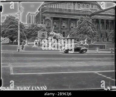 Négatif verre - avion d'aviateur militaire de la Fury de mer au Jubilé de l'exposition de vol, Musée des sciences appliquées de Victoria (Musée des sciences), Melbourne, 1953, Photographie de l'avion d'bombardier militaire de la Fury de la Marine royale australienne devant le Musée des sciences appliquées, Swanston Street, 1953. La Fury de la mer a été prêtée au Musée pour son exposition Jubilé de vol, qui a commémoré cinquante ans d'aviation. L'exposition a été ouverte au public de décembre 10 1953 à février 1954., réimaginé par Gibon, conception de chaleureux gai lumineux et rayonnant de lumière. Art classique Banque D'Images