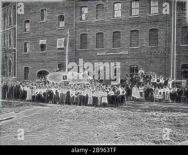 Photographie, War Bonds Appeal, Abbotsford, Victoria, 1917, Photographie en gélatine d'argent noir et blanc des employés de Kodak Abbotsford réunis pour un portrait de groupe pour l'Abbotsford War Bonds Appeal, Kodak Australasia, Abbotsford, Victoria, 1917, Pendant la première Guerre mondiale, Kodak a fortement contribué aux efforts de charité et aux activités de fonds de confort en temps de guerre. L'usine d'Abbotsford était initialement le site de la compagnie de plaques d'Austral, créée par Thomas Baker, réinventée par Gibon, conception de lumière chaude et gaie rayonnant de lumière et de rayonnement. L'art classique réinventé avec une touche moderne. Photo Banque D'Images