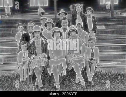 Négatif en verre - Portrait de groupe dans le stand de sport, vers les années 1930, négatif noir et blanc, demi-plaque avec un portrait de groupe d'hommes, de femmes et d'enfants dans un stand de sport. Ce sont probablement la famille et les amis des enfants participant aux courses vues sur les négatifs accompagnants., réinventée par Gibon, conception de glanissement chaleureux et joyeux de la luminosité et des rayons de lumière radiance. L'art classique réinventé avec une touche moderne. La photographie inspirée du futurisme, qui embrasse l'énergie dynamique de la technologie moderne, du mouvement, de la vitesse et révolutionne la culture. Banque D'Images