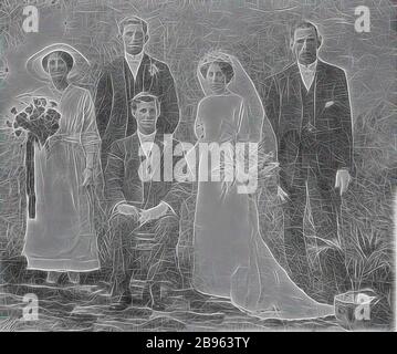 Négatif en verre - Studio de groupe Portrait de la fête de mariage, vers 1910, négatif noir et blanc, demi-plaque avec un portrait de studio d'une fête de mariage, vers 1910. La groom est assise tandis que la femme, avec un grand bouquet et un long voile de mariée, soudesmaid avec bouquet et deux groomsmen se tiennent autour de lui., repensé par Gibon, design de glouage chaleureux de luminosité et de rayons de lumière radiance. L'art classique réinventé avec une touche moderne. La photographie inspirée du futurisme, qui embrasse l'énergie dynamique de la technologie moderne, du mouvement, de la vitesse et révolutionne la culture. Banque D'Images