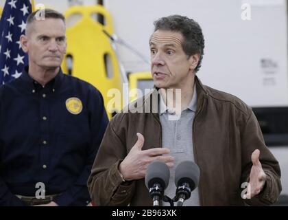 New York, États-Unis. 23 mars 2020. GOV. Andrew Cuomo parle avec la Garde nationale sur place au Centre de congrès Jacob Javits de New York le lundi 23 mars 2020. Le Centre Javits est en place pour être transformé en hôpitaux de terrain pour tester et peut-être traiter les cas d'infections COVID-19. L'État de New York représente maintenant environ 1 pour cent des décès liés au coronavirus dans le monde et la ville de New York compte plus de 12 300 de ces cas. Photo de John Angelillo/UPI crédit: UPI/Alay Live News Banque D'Images