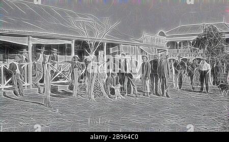 Négatif - hommes à l'extérieur de l'hôtel Westward Ho, Isisford, Queensland, vers 1915, hommes à l'extérieur de l'hôtel Westward Ho. L'hôtel Isisford en arrière-plan, repensé par Gibon, design de gaie chaleureuse de luminosité et de rayons lumineux radiance. L'art classique réinventé avec une touche moderne. La photographie inspirée du futurisme, qui embrasse l'énergie dynamique de la technologie moderne, du mouvement, de la vitesse et révolutionne la culture. Banque D'Images