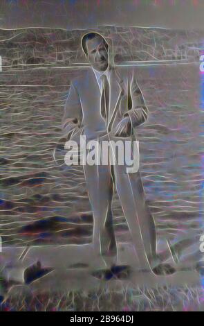 Photographie - James Leech debout sur le bord de l'eau, Frankston, vers 1954, Photographie de James Leech debout sur le bord de l'eau, peut-être à Frankston, Melbourne, vers 1954. James avait émigré avec sa femme Eileen et sa fille Susan Leech à Melbourne en 1953 et ils sont retournés en Angleterre en 1956. James et Eileen Leech et leur fille de deux ans et demi Susan ont émigré de Manchester, Angleterre en novembre 1953 sous la livre de dix livres aidée, réinventée par Gibon, conception de chaleureux gai lumineux de luminosité et de rayons de lumière radiance. L'art classique réinventé avec une touche moderne Banque D'Images