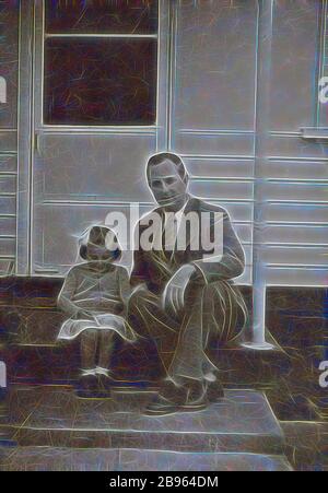 Photographie - James et Susan Leech à quelques pas de leur maison, Frankston, Melbourne, vers 1954, Photographie de James Leech et de sa fille Susan assis sur les marches arrière de leur maison à Sandringham, Melbourne, vers 1954. Susan avait émigré avec ses parents Eileen et James Leech à Melbourne en 1953 et ils sont retournés en Angleterre en 1956. La famille a vécu au 19 Nelson Street Sandringham, puis a déménagé pour la majorité de leur séjour à Melbourne à 130 Dandenong Road, repensé par Gibon, conception de chaleureux gai lumineux et lumineux rayonnant. Art classique réinvenente Banque D'Images