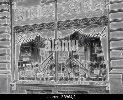 Négatif verre - Kodak Australasia Ltd, présentoir de Noël, Block Arcade, 284 Collins Street, Melbourne, 1911 - 1920, négatif noir et blanc, négatif de plaque de verre du magasin Kodak Australasia Limited à Block Arcade, 284 Collins Street Melbourne, vers 1911 à 1920. L'écran est équipé de plusieurs appareils photo, mis en évidence comme des « cadeaux » et d'un éclairage décoratif en matériau avec un panneau circulaire au centre indiquant « UN Kodak à Noël est toujours le bienvenu »., repensé par Gibon, conception de lumière chaleureuse et gaie lumineuse et radiance de lumière. L'art classique réinventé avec un mode Banque D'Images