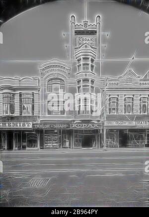 Négatif en verre, extérieur du Kodak House Building, Hobart, Tasmanie, vers les années 1930, négatif en verre pleine plaque noir et blanc du Kodak Australasia Pty Ltd « Kodak House » sur Elizabeth St, Hobart, Tasmanie, vers les années 1930. Cette vue sur la rue montre les boutiques voisines et les lignes de tramway sur la rue devant. Collection de produits, de matériel promotionnel, de photographies et d'objets de la vie professionnelle, quand, repensé par Gibon, le design de glanissement chaleureux et gai de la luminosité et des rayons de lumière radiance. L'art classique réinventé avec une touche moderne. La photographie inspirée du futurisme, embrassant l'énergie dynamique de la te moderne Banque D'Images