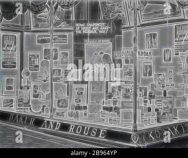 Négatif verre, présentoir de façade, « Use Your Kodak at Night », George St, Sydney, 1932-1934, noir et blanc, négatif verre de 1/4 plaques de l'exposition de façade à la succursale Kodak de Sydney, 379-381 George Street, vers 1932-1934. La promotion de cet écran est destinée au film panchromatique Kodak Super Sensitive ou au film SS pour l'en-dessous, comme Kodak l'a adopté dans cette nouvelle campagne. L'écran est rempli de portraits et de scènes domestiques photographiés la nuit. Les slogans incluent :, réimaginé par Gibon, conception de chaleureux et lumineux brillant de la luminosité et de rayons de lumière rayonnants. L'art classique réinventé avec un t moderne Banque D'Images